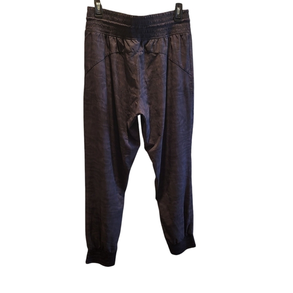 Athleta Women's Camden Printed Jogger Black Gray Joggers Size 10 - Picture 3 of 7